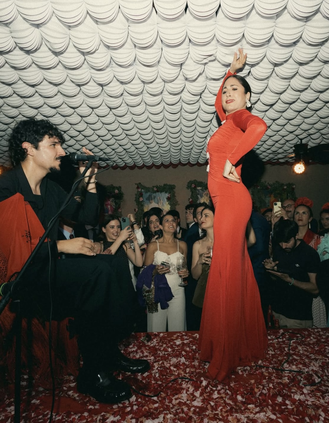 Vestido rojo drapeado con flores bordadas